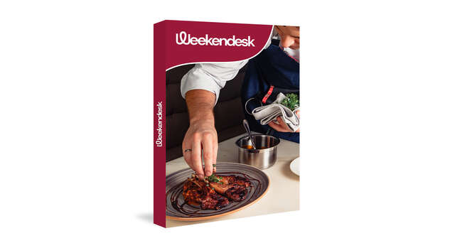 Coffret cadeau Weekendesk montrant un chef qui dresse une assiette, idéal pour un week-end gastronomique en Belgique.